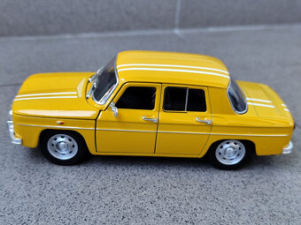17 cm Renault 8 v mierke 1:24 -------- KOVOVÝ, NOVÝ - 9
