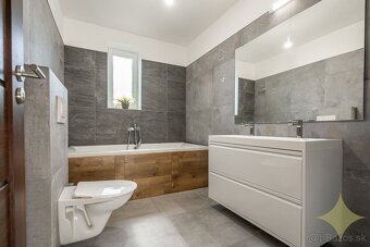REZERVOVANÉ - Dom kráľovských rozmerov. 7i Nová Baňa. - 9