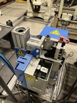 Svářecí robot s otočným a naklápěcím stolem OTC FD-V8L/FD11 - 9