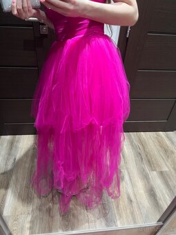 Luxusné spoločenské tylové šaty vo fuksiovej farbe - 9