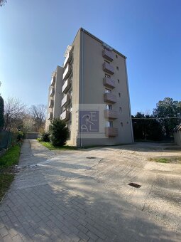 NA PREDAJ 3 IZBOVÝ BYT S VÝHĽADOM NA NITRU, GARÁŽ, BALKÓNY - 9