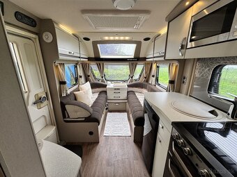 Swift Sterling Eccles Hi-Style 584 z roku 2015 Muver+ Solar+ - 9