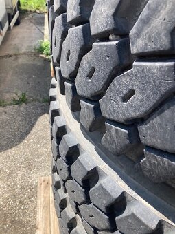 nakladne pneu / kolesa 13R 22,5 komplet aj s diskom - 9