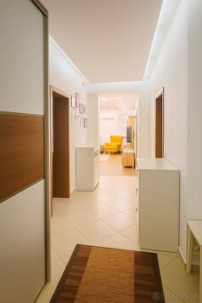 Tichý moderný 3-izbový byt s veľkou terasou - 9