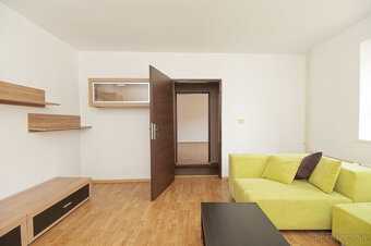 Predaj 7-izb. dom s bazénom na pozemku 561m2, Malé Leváre - 9