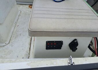 Motorový čln s prívesným vozíkom - 9