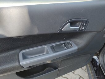 Volvo C30 D2 Kinetic, 84 kW, 6-st. manuál - 9