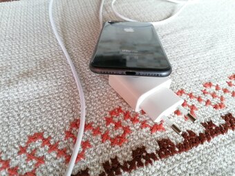 Na predaj iphone 8, 64 GB. - 9