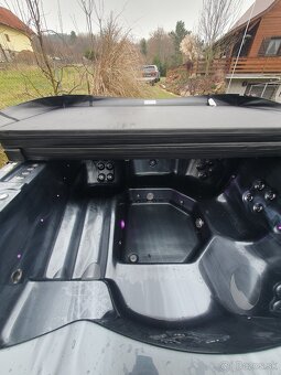 Hranatá akrylátová vírivka ECO - 9