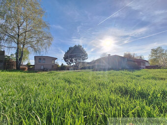 Stavebný pozemok v kľudnej časti podunajskej obce Kravany - 9