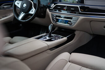 BMW 750d xDrive M-Sport - 9