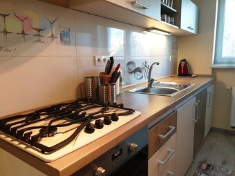  Na prenájom moderný zariadený 2 izbový byt po kompletnej  - 9