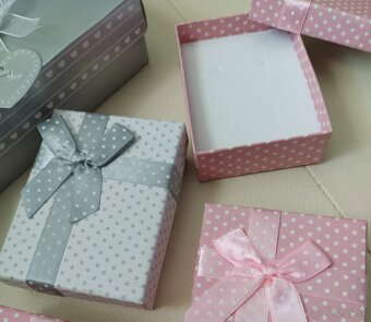 NOVÝ set bižutérie + krabička a brošňa (osobný odber) - 9