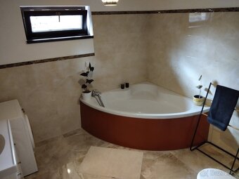 Výnimočná udalosť s dvomi domami a - 9