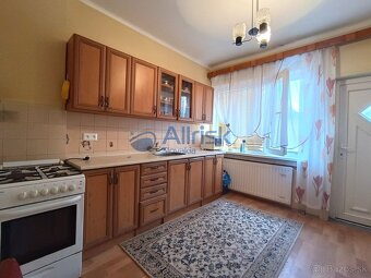 5. izbový rodinný dom v Šúrovciach čaká na nového majiteľa - 9