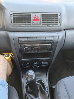 Škoda Octavia Tour 1.6 MPI 75KW - 9