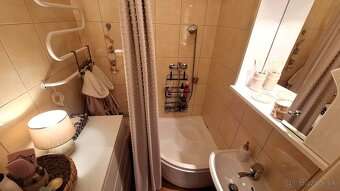 EXKLUZÍVNY PREDAJ-Kompletne prerobený 2 izb.byt s loggiou KN - 9