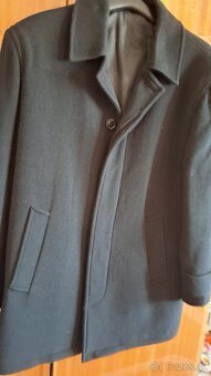 Elegantny cierny kabat s pravou kozusinov a panske kabaty - 9