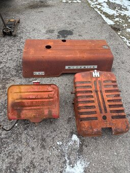 Traktor McCormick v rozobratom stave, aj doklady - 9