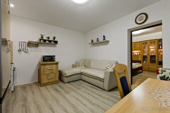 NA PREDAJ 2-IZBOVÝ BYT S VEĽKOU TERASOU V OBCI MALÉ LEVÁRE - 9