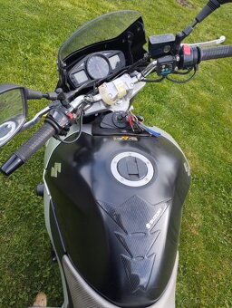 Suzuki GSR 600 - 9