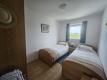 Chorvátsko 3 izbový apartmán 120 metrov od mora - 9