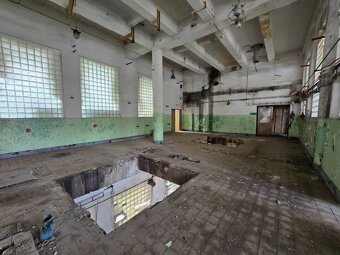 Priemyselná budova vo veľkom stráženom areáli - 9