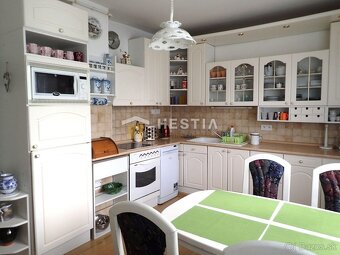 Priestranný 2-podlažný rodinný dom Borský Mikuláš - 9