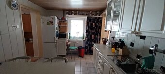Na predaj krásny, slnečný 7. izbový rodinný dom s komplet vš - 9