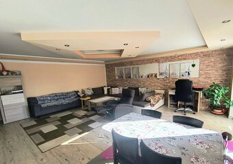 Dom s bazénom v centre - 9