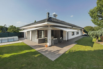Výnimočný 5-izbový rodinný dom s bazénom, samostatným podkro - 9