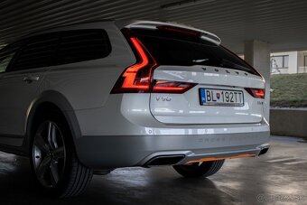 Volvo V90 2.0 D5 AWD Drive-E Ocean Race Auto - 9