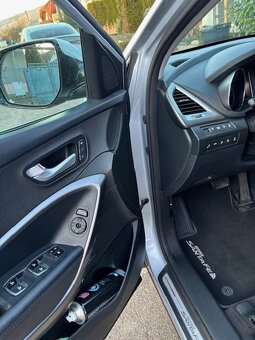 HYUNDAI GRAND SANTA FE - 9