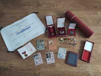 RETRO uniformy ČSAD s visačkami a odznakmi-nález z pody - 9