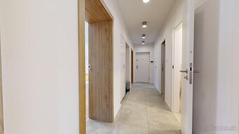 Krásny 3izb.byt v úplnom centre v oplotenom areáli s vlastný - 9