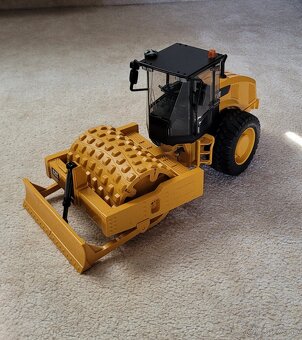 Bruder vibracny valec Caterpillar - 9
