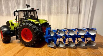 Bruder Claas Atles 936 traktor + vlečka+pluh - 9
