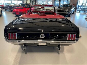 Ford Mustang Convertible - 9