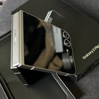Samsung Galaxy Z Flip 6 256GB Silver shadow - ako nový - 9