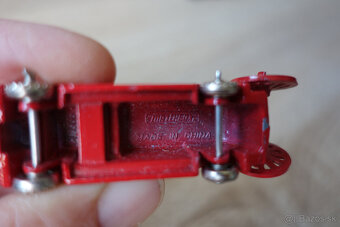 Kovový model hasičov Matchbox No. 9 Dennis Fire Engine - 9