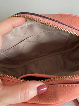 Michael Kors kožená crossbody - 9