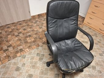 Predám kancelársky/PC stolík a otočné kreslo - 9