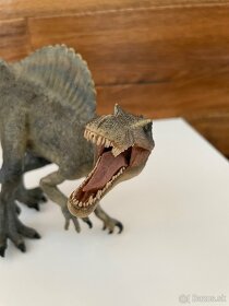 Dinosaurus Triceeatops Spinosaurus - 9