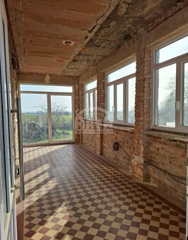 Rodinný dom s veľkou záhradou v obci Bajany - 9