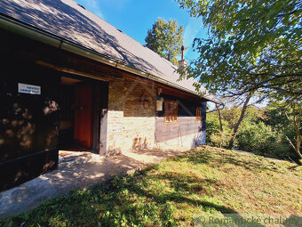 Tradičná zrekonštruovaná drevenica na okraji obce Nesluša. - 9