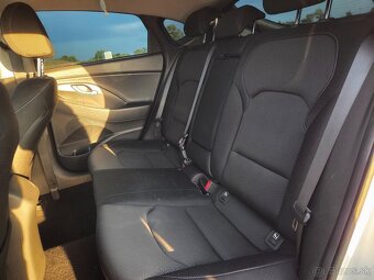 Hyundai i30 fastback 1.6 CRDi Style, Ako nové SR. Serv. Kniž - 9