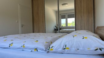 Moderný, zariadený 2i byt s parkovaním a výhľadom - 9