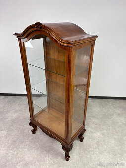 Elegantná štíhla vitrínka - 9