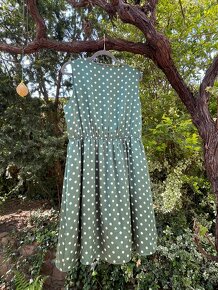 Zelené bodkované letné šaty - 9