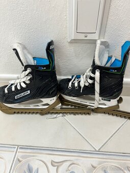 Bauer hokejove korcule s hokejovou prilbou - 9